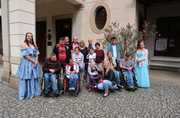 Společné foto před zámkem ve Velkém Březně